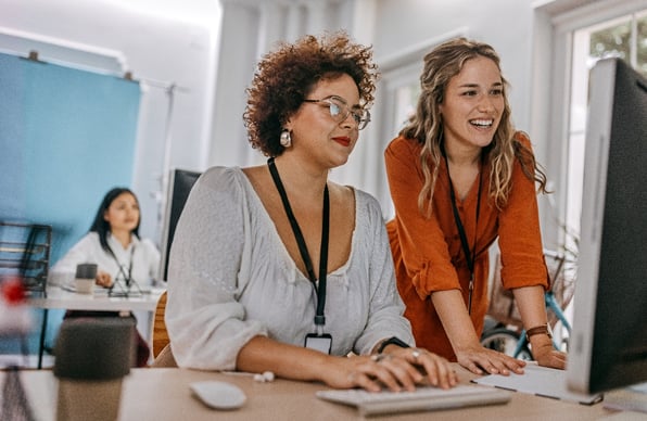 women_typing_on_computer