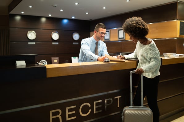 Woman_checking_in_at_hotel