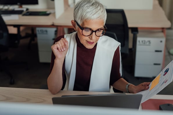 woman_looking_at_computer_holding_pen