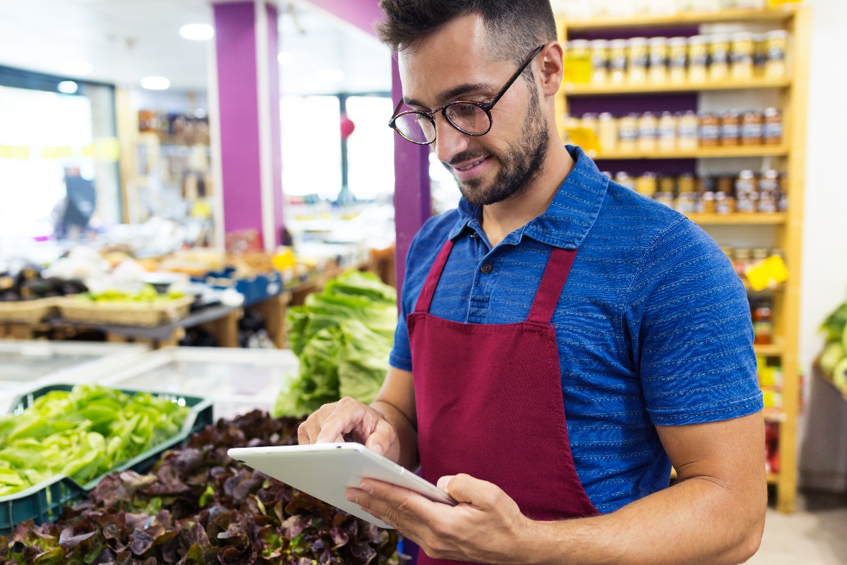 Man with tablet in grocery store_guide-banner