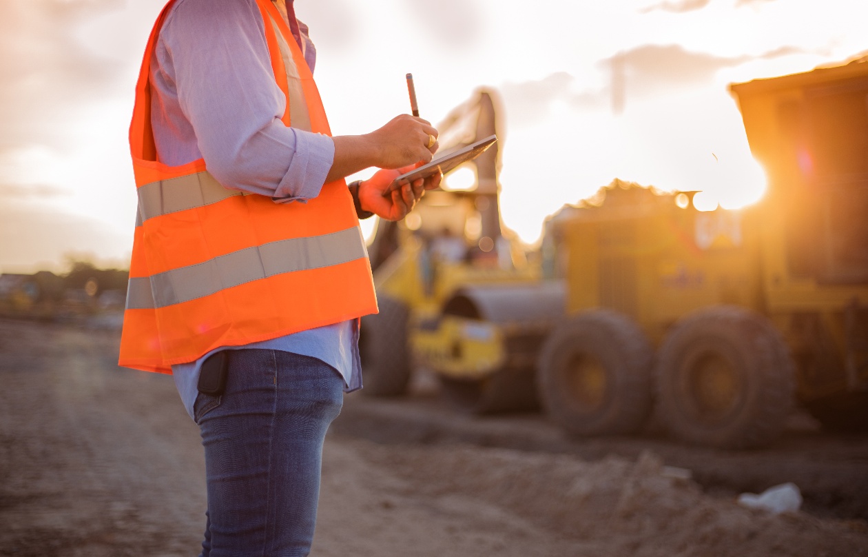 construction_worker_writing_on_notepad