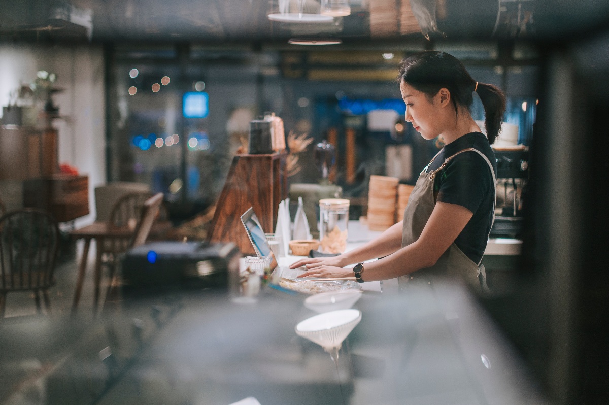 girl_preparing_food_at_a_restaurant